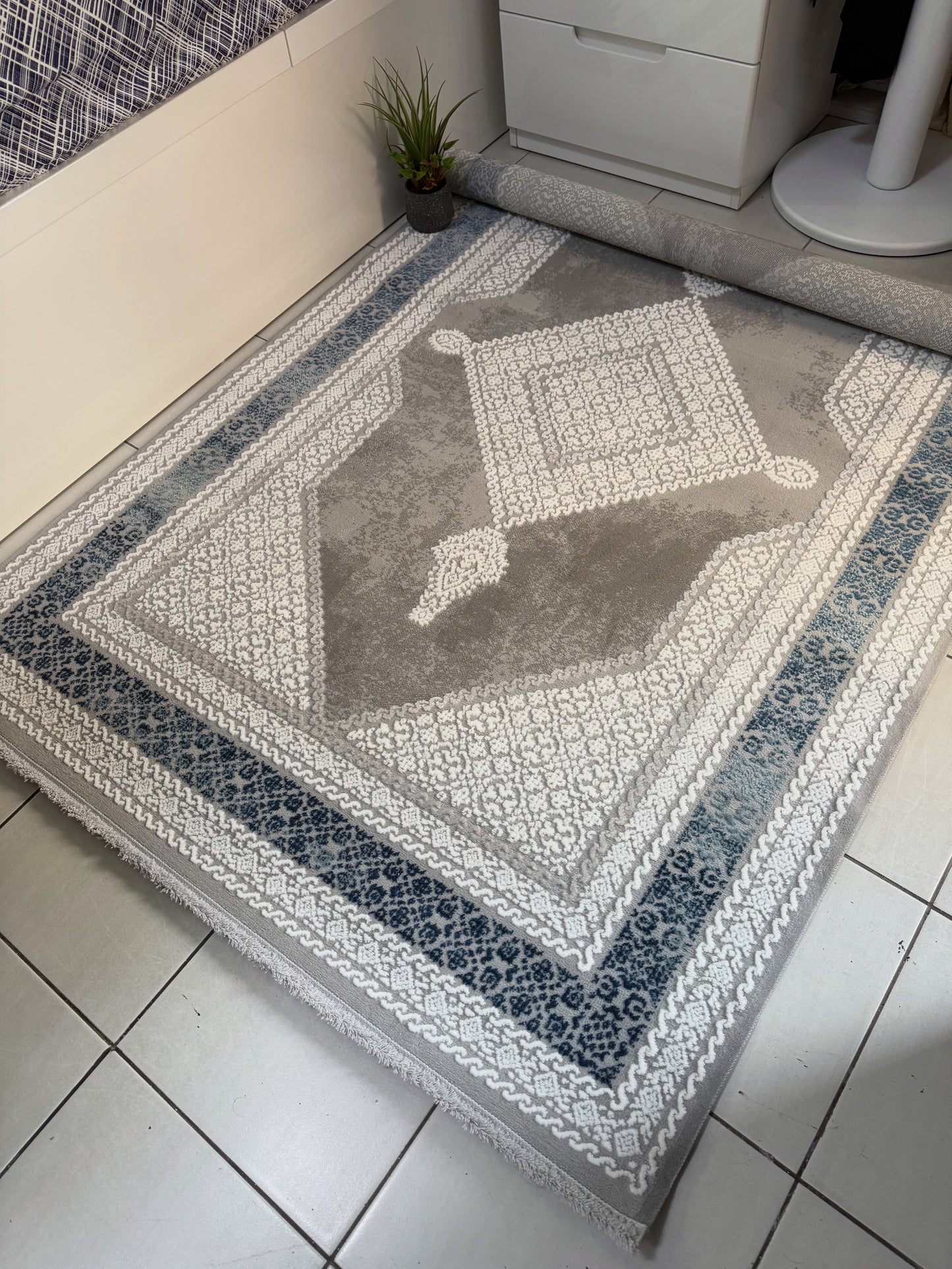 Modern Luxury Rug - Craft in Grey Diamond Motif ( 5.2x7.5ft)